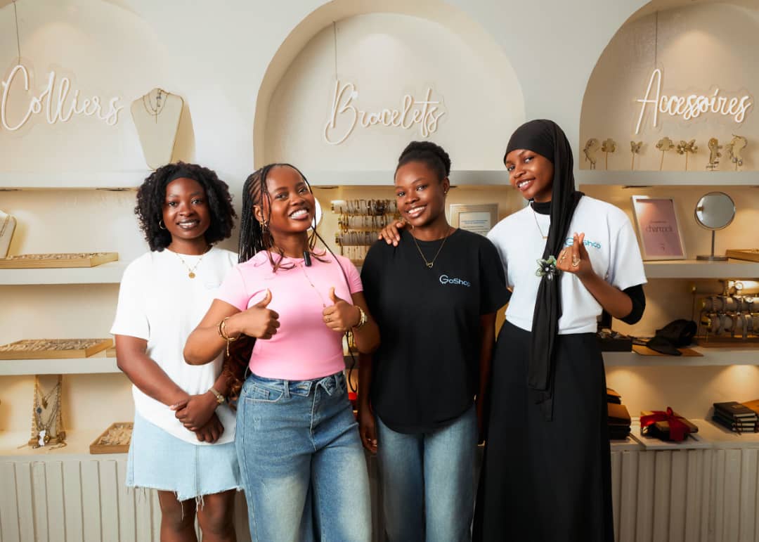 L’équipe GoShop réunie dans la boutique, devant les niches Colliers, Bracelets et Accessoires