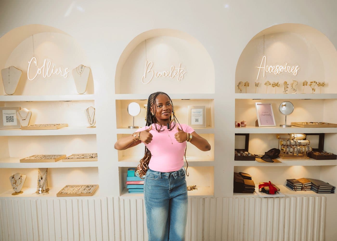 Jennifer Agboton, fondatrice de GoShop, dans la boutique devant les niches Colliers, Bracelets et Accessoires