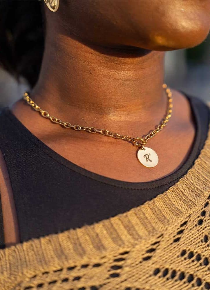 Collier à pendentif gravé d’une initiale