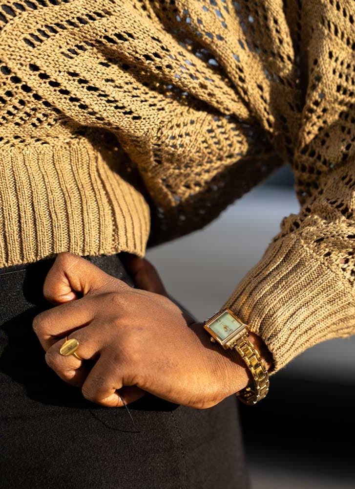 Bague et montre dorées portées