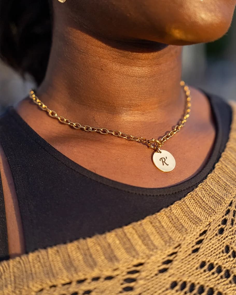 Collier à pendentif gravé d’une initiale