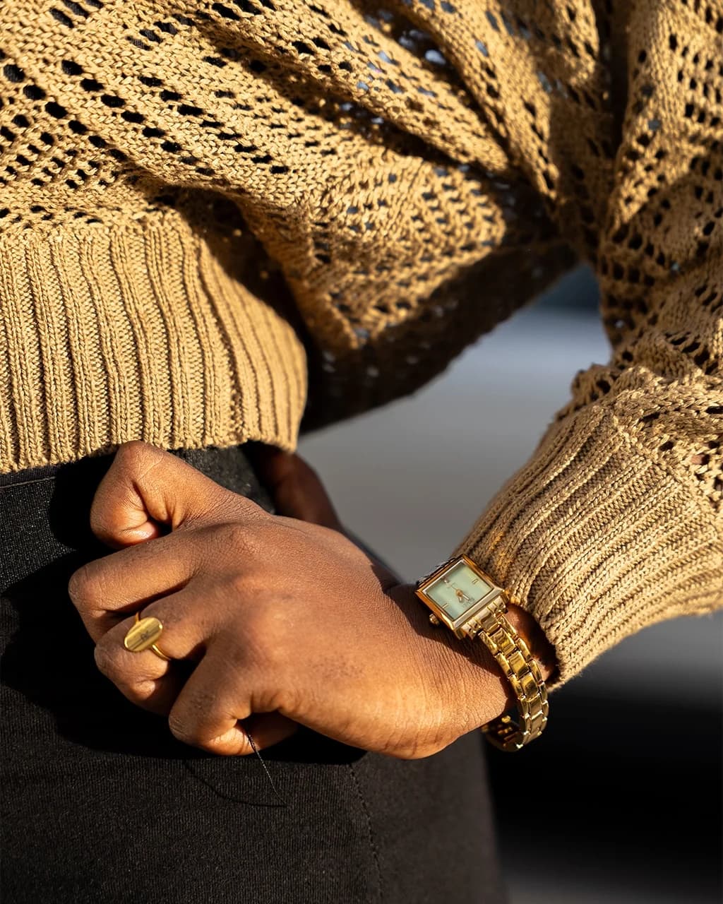 Bague et montre dorées portées